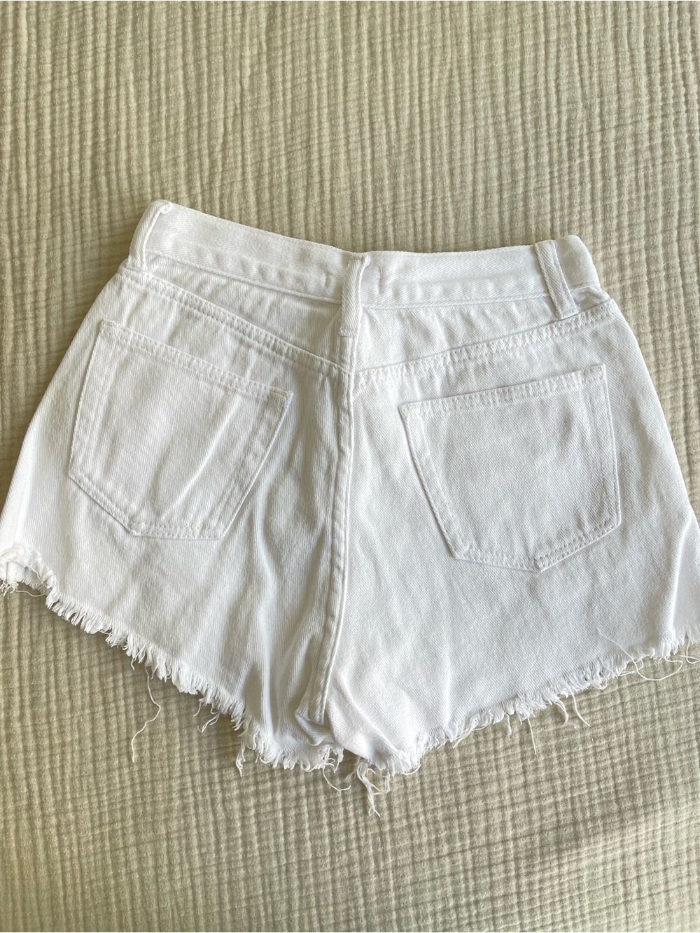 90s White High-Rise Frayed Denim Shorts - Picture 4 of 6